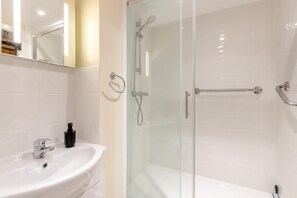 Towels - 3 Bed in Two Waters Foot (oc-p29856) (Broadoak)