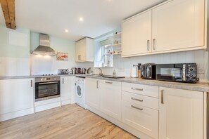 Microwave, oven, dishwasher, highchair - 2 Bed in Langtree (oc-b29908) (Langtree)