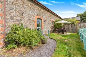 Outdoor dining - 2 Bed in Langtree (oc-o29910) (Langtree)