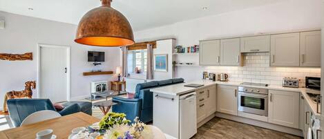 Mikrobølgeovn, ovn, opvaskemaskine, højstol