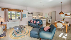 Un appartement moderne comprenant un salon, un coin repas et une cuisine.
