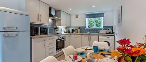 Mikrobølgeovn, ovn, opvaskemaskine, højstol