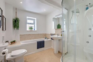 Towels - 2 Bed in Langtree (oc-h29912) (Langtree)