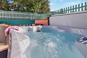 Outdoor spa tub - 2 Bed in Langtree (oc-h29912) (Langtree)