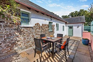 Outdoor dining - 2 Bed in Langtree (oc-h29912) (Langtree)