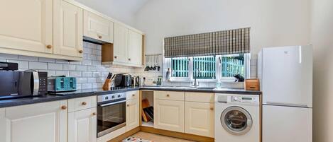 Mikrobølgeovn, ovn, opvaskemaskine, højstol