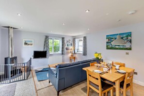 TV, fireplace - 2 Bed in Langtree (oc-e29913) (Langtree)