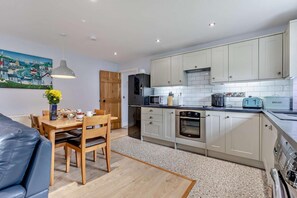 Microwave, oven, dishwasher, high chair - 2 Bed in Langtree (oc-e29913) (Langtree)
