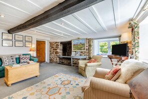 Fireplace - 4 Bed in Molland (oc-w29835) (Molland)