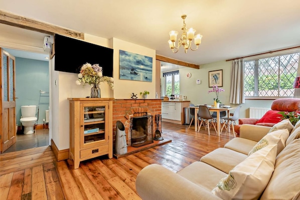 TV, fireplace - 2 Bed in Blakeney (oc-g29926) (Blakeney)