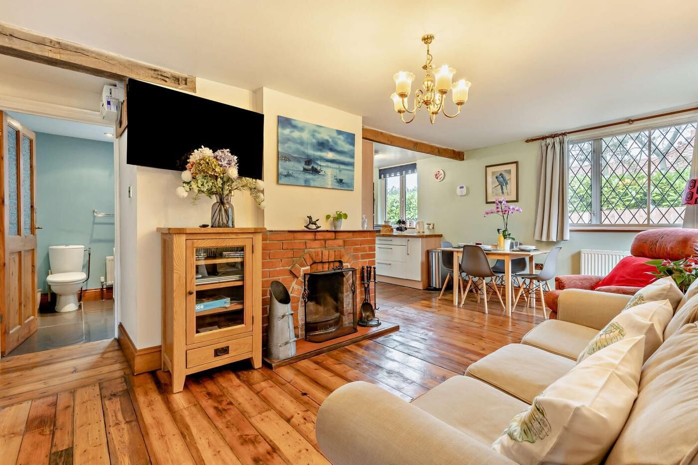 Televisie en een open haard