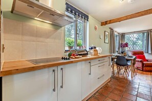 Microwave, oven, cookware/dishes/utensils - 2 Bed in Blakeney (oc-g29926) (Blakeney)