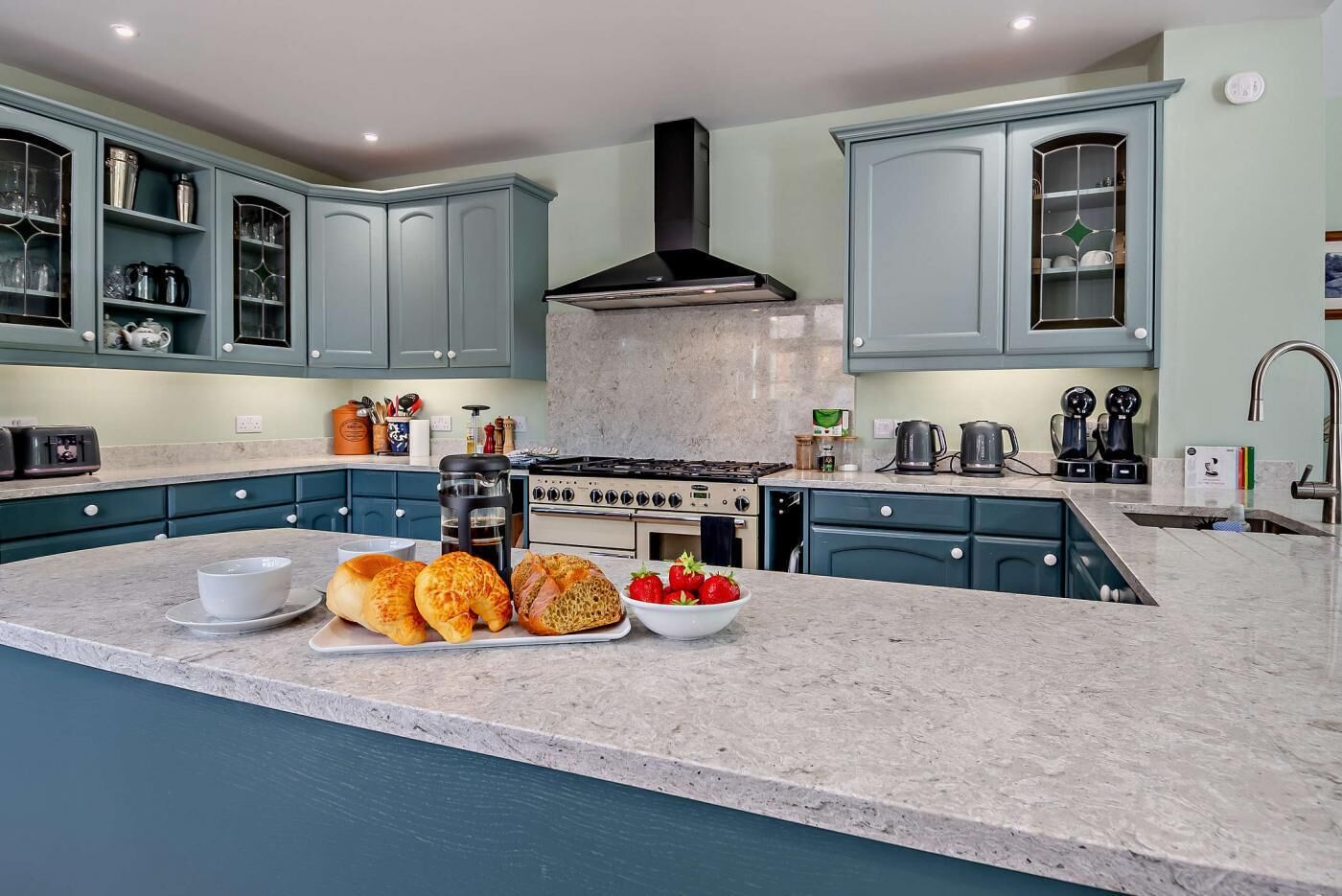 Lava-louças, cadeirão de bebê, talheres/pratos/utensílios de cozinha