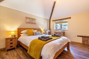 Travel crib, free WiFi, bed sheets