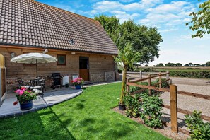 Outdoor dining - 1 Bed in Kirby-le-Soken (oc-f29905) (Kirby le Soken)