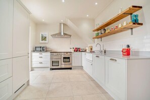 Microwave, cookware/dishes/utensils