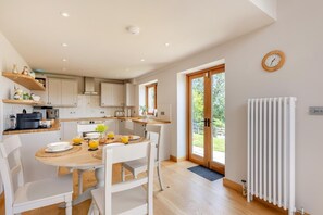 Microwave, oven, dishwasher, high chair - 2 Bed in All Stretton (oc-d29884) (All Stretton)