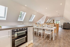 Oven, dishwasher, cookware/dishes/utensils