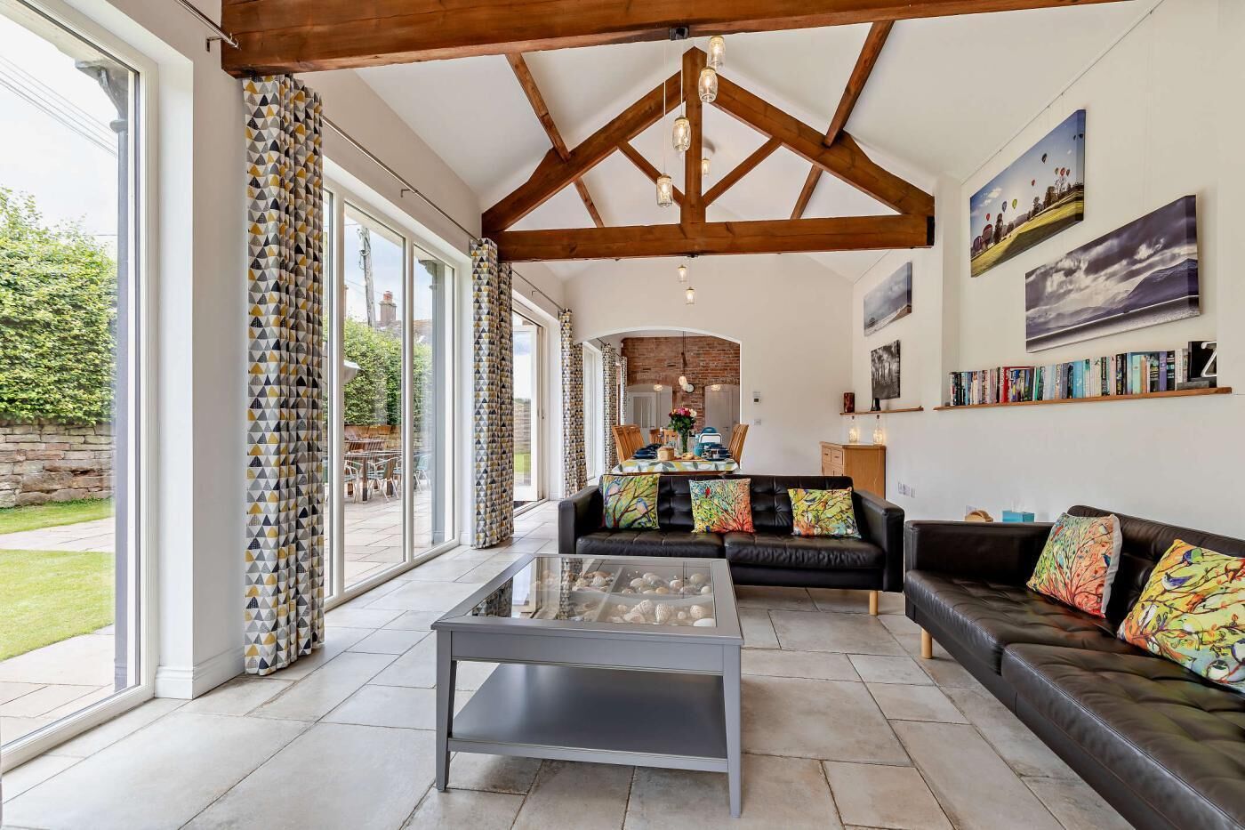 Televisión y chimenea 