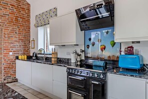 Oven, dishwasher, high chair, cookware/dishes/utensils - 4 Bed in Slindon (oc-t29883) (Eccleshall)