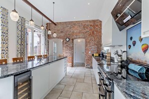 Oven, dishwasher, high chair, cookware/dishes/utensils - 4 Bed in Slindon (oc-t29883) (Eccleshall)