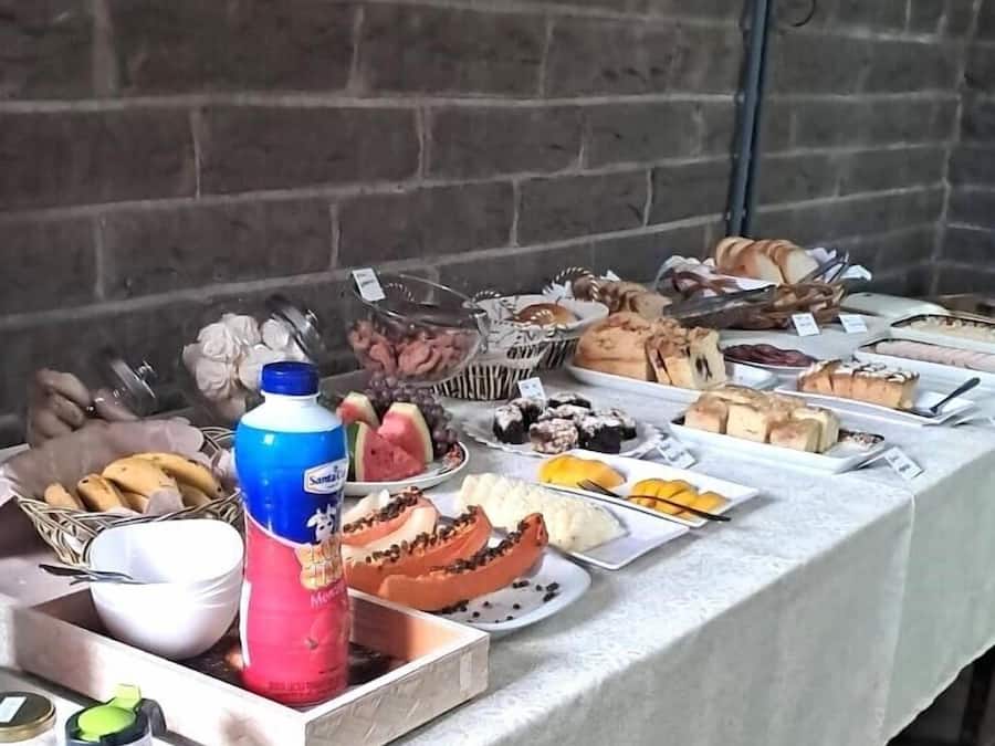 Café da manhã com buffet grátis todos os dias