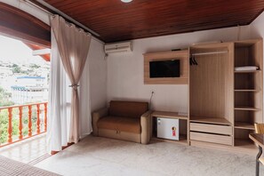 Espacio para trabajar con laptop y wifi gratis 