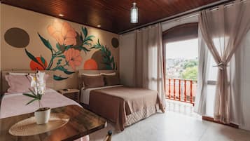 Quarto quádruplo superluxo, sacada, vista para a cidade | Espaço de trabalho para notebook, Wi-Fi de cortesia