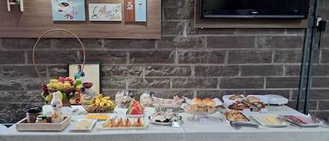 Free daily buffet breakfast