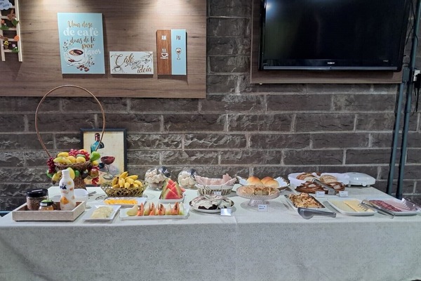Café da manhã com buffet grátis todos os dias