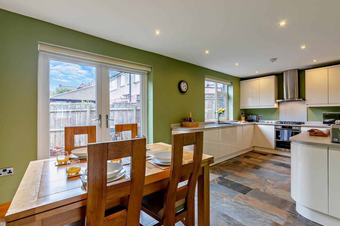 Ofen, Geschirrspüler, Hochstuhl, Kochgeschirr/Geschirr/Besteck