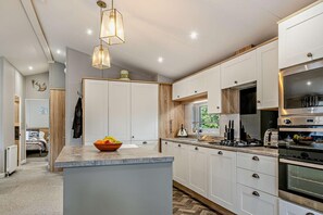 Microwave, oven, dishwasher, cookware/dishes/utensils - 2 Bed in St. Helens (oc-s29960) (Saint Helens)