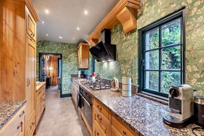 Mikrowelle, Ofen, Hochstuhl, Kochgeschirr/Geschirr/Besteck