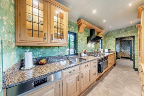 Mikrowelle, Ofen, Hochstuhl, Kochgeschirr/Geschirr/Besteck