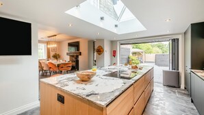 A modern kitchen with a large island, skylight, and a view to the outside. - 4 Bed in Helmsley (oc-l29736) (Helmsley)