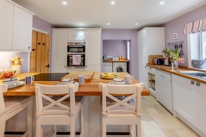 Oven, dishwasher, high chair, cookware/dishes/utensils - 2 Bed in Woofferton (oc-b29941) (Woofferton)
