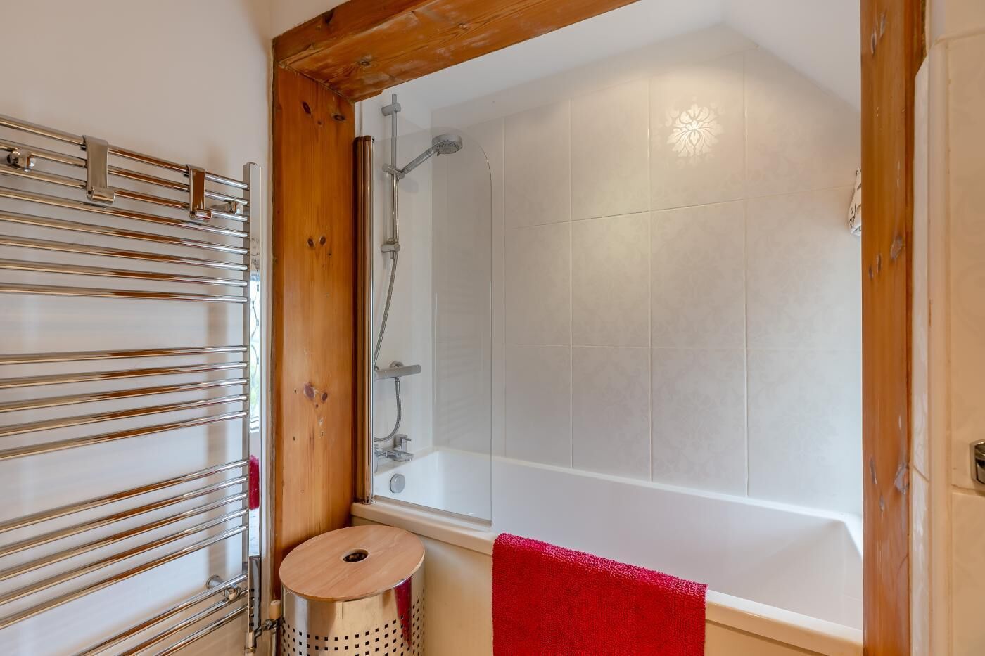 Un baño con ducha, toallero y retrete.