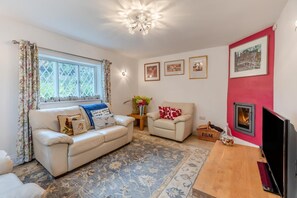 TV, fireplace - 2 Bed in Woofferton (oc-b29941) (Woofferton)
