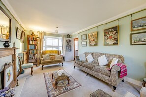 TV - 3 Bed in Hingham (oc-m29945) (Hingham)