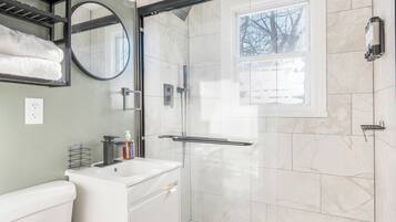 Douche, sèche-cheveux, serviettes fournies, savon