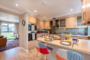 Oven, dishwasher, high chair, cookware/dishes/utensils - 2 Bed in Shoreham-by-Sea (oc-b29920) (Shoreham-by-Sea)