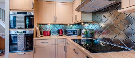 Horno, lavavajillas, silla alta para bebés, utensilios de cocina