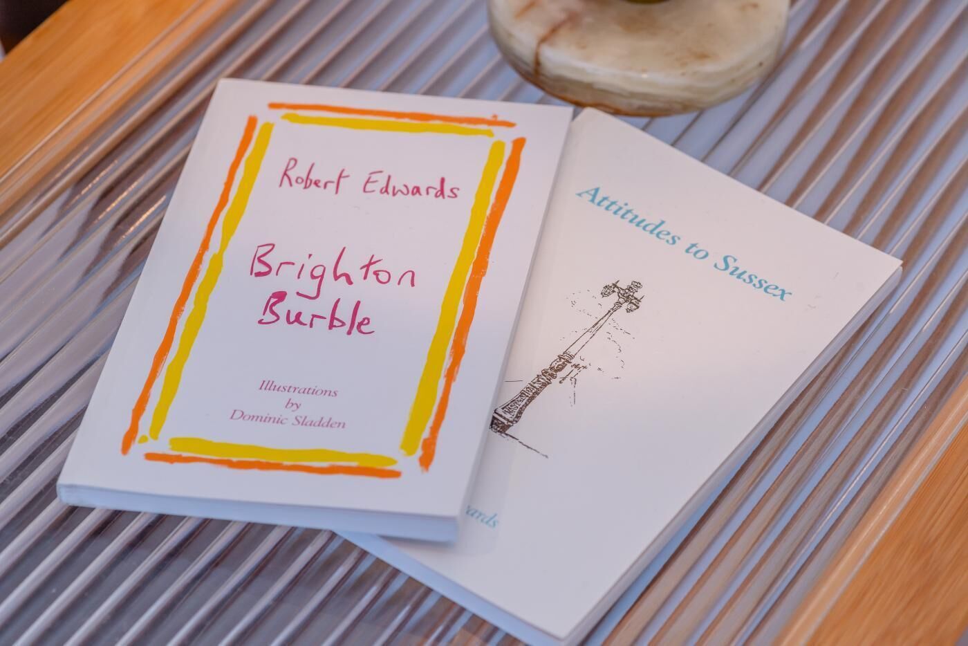 Deux ouvrages intitulés « Brighton Burbles » et « Attitudes to Sussex », illustrés par Dominic Sladden.
