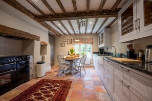 Microwave, oven, dishwasher, cookware/dishes/utensils - 3 Bed in Wolterton (oc-w29869) (Wolterton)