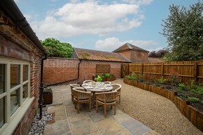 Outdoor dining - 3 Bed in Wolterton (oc-w29869) (Wolterton)