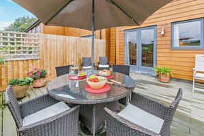 Outdoor dining - 3 Bed in Goldenbank (oc-c29977) (Goldenbank)