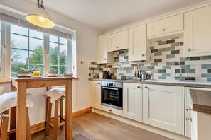 Microwave, oven, cookware/dishes/utensils - 1 Bed in Kirkby Stephen (oc-r29989) (Kirkby Stephen)