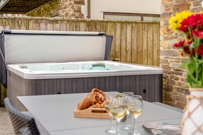 Outdoor spa tub - 6 Bed in Winnards Perch (oc-t29966) (Winnard's Perch)