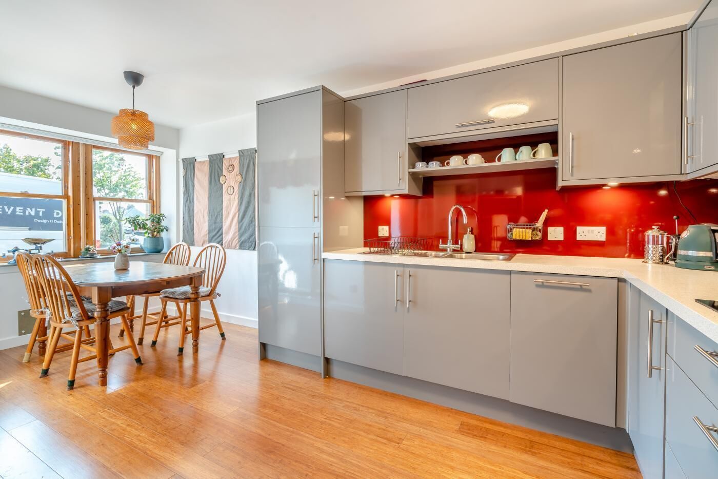 Mikrowelle, Ofen, Geschirrspüler, Hochstuhl