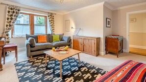 Ein Wohnzimmer mit einer Couch, einem Couchtisch und einem Schrank.
